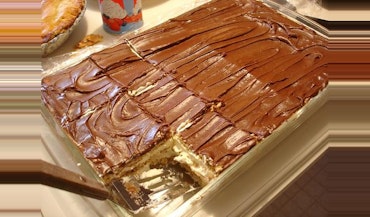 CHOCOLATE ÉCLAIR CAKE