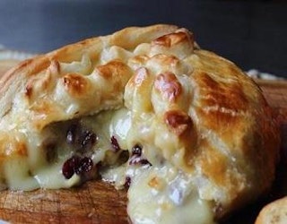 Baked Stuffed Brie with Cranberries & Walnu…