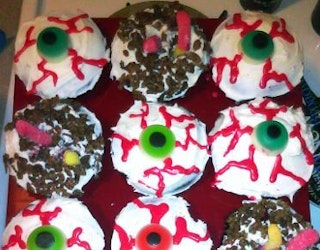 SheSpooks Eyeball & Worm Cupcakes