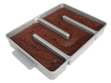 https://images.shespeaks.com/pages/img/review/bakers%20edge%20brownie%20pan_11222011093453.jpg?w=227&h=227&fit=crop&auto=format